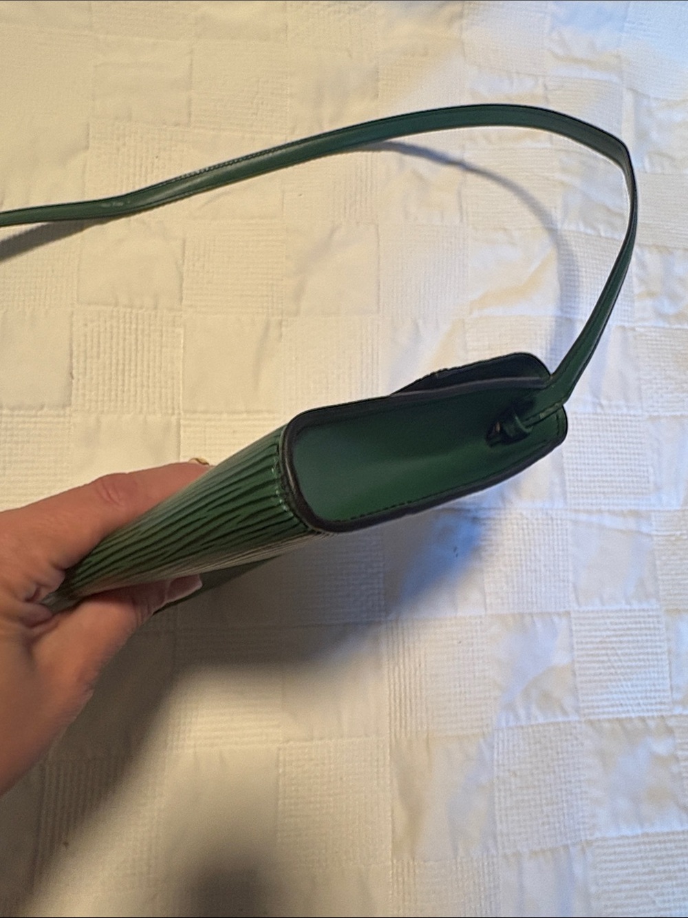 Louis Vuitton EPI Green Crossbody Bag with Gold Clasp. Comes with COA. In GUC - Picture 6 of 15